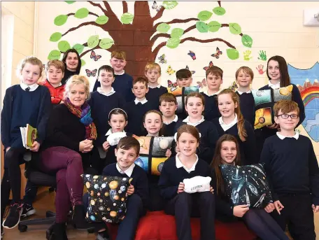  ?? (back from left) (second row) Pic Michelle Cooper Galvin ?? Artist Nikki Foley with senior pupils Conor O’Flaherty, Sarah O’Connor, Kerry O’Shea, They O’Sullivan Abbey Hilliard, Erin Evans, Saoirse Kennedy, Ava Ladden Roisin Evans, Oisin Foley, Keelan Kelliher, Michael Griffin, Nathan Griffin, Gearóid Evans, Kyle Benson, Dylan O’Connor, Allen O’Shea and Alisha Falvey with Principal Catherine Ní Mhuirchear­taigh at Fybough NS.