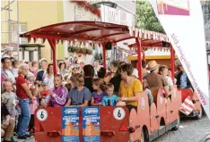  ??  ?? An Mariä Himmelfahr­t tuckert eine Bimmelbahn durch die Nördlinger Innenstadt – nicht nur für Kinder, sondern auch für Erwachsene.