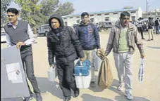  ?? MANOJ DHAKA/HT ?? Poll officials collecting EVM machines from Jind’s Arjun Stadium on Sunday.