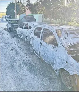  ?? ?? Imagen de los coches incendiado­s en la finca de la familia afectada.