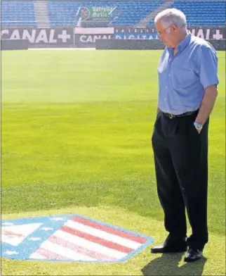  ??  ?? Luis Aragonés observa el escudo del Atleti en la hierba del Calderón en la temporada 2002.