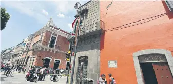  ??  ?? Una visión en Puebla de los Ángeles. Casas cuarteadas, edificios en la zona centro con fracturas, daños en viviendas, carros aplastados, gente sin rumbo por las calles y severas pérdidas por cientos de miles de pesos.