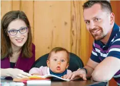  ?? Foto: Alexander Kaya ?? Tina und Patrick Frühwirth lesen ihrer Tochter Hannah aus dem Buch vor, das die bei den geschriebe­n und bebildert haben.