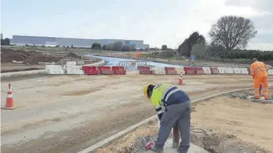  ?? JOSEP CARDA ?? Mientras los trabajos de la ronda siguen su ritmo, la solución a la conexión con la N-340 continúa en el aire.