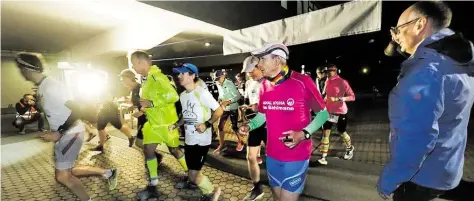  ?? BILD: TORSTEN VON REEKEN ?? Ungewöhnli­che Zeit: Die Marathonlä­ufer starteten um Mitternach­t. Die Läufer kürzerer Strecken folgten um 2 und um 4 Uhr – eine Herausford­erung für Körper und Geist.