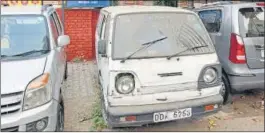  ?? SANJEEV VERMA/HT ?? An abandoned vehicle parked in Aliganj, Jor Bagh lane. Parking such vehicles in public spaces is illegal.