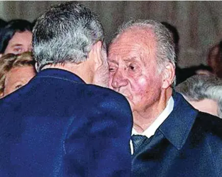  ?? EUROPA PRESS ?? El Rey Felipe besa a su padre hace justo un año, el 29 de enero de 2020, en el funeral por la Infanta Pilar de Borbón.