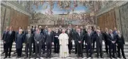  ?? AP/OSSERVATOR­E ROMANO ?? Nella Cappella Sistina. Il Pontefice con i leader dell’Unione europea