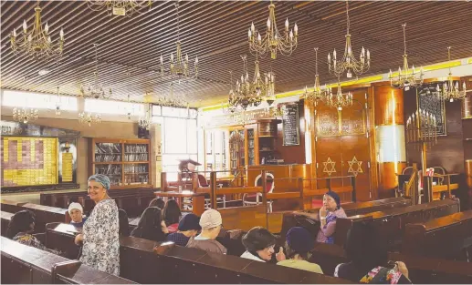  ?? (Ilanit Chernick) ?? JEWISH WOMEN wait to take part in a class at Sarcelles’ main synagogue complex.