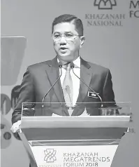  ?? — Gambar Bernama ?? SAMPAIKAN UCAPAN: Azmin Ali ketika berucap pada ‘Khazanah Megatrends Forum 2018’, semalam.