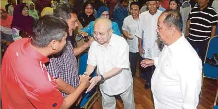  ?? PIC BY MUHAMMAD ASYRAF SAWAL ?? Umno presidenti­al candidate Tengku Razaleigh Hamzah (centre) greeting people at a Pahang Umno event in Kuantan yesterday.