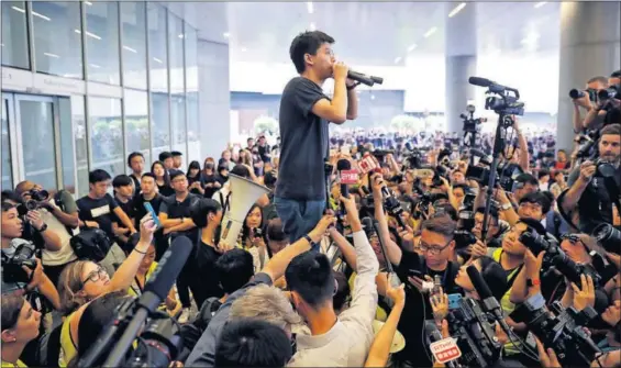  ?? / JORGE SILVA (REUTERS) ?? El líder estudianti­l Joshua Wong habla a los medios tras ser puesto en libertad, ayer en Hong Kong.