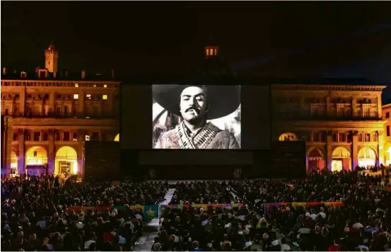  ??  ?? Exibição de ‘Enamorada’, do mexicano Emilio Fernández, no festival Ritrovato, na piazza Maggiore, em Bolonha, na noite de sábado (23)