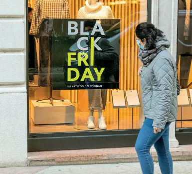  ?? (Foto Pretto/Ansa) ?? Prezzi scontati Nel fine settimana si consumerà il black friday, con ribassi fino al 70%