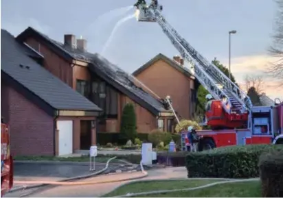  ?? FOTO VDT ?? Het huis waar het vuur ontstond en een aanpalend huis zijn onbewoonba­ar na de hevige brand.