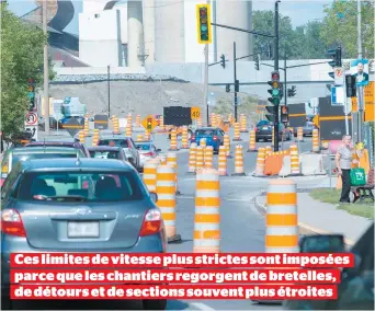  ??  ?? Ces limites de vitesse plus strictes sont imposées parce que les chantiers regorgent de bretelles, de détours et de sections souvent plus étroites