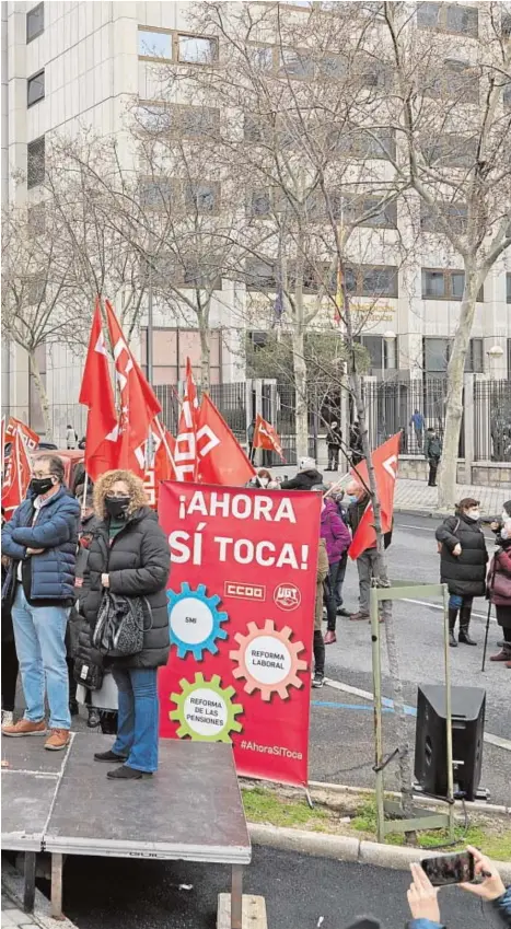  ?? IGNACIO GIL ?? Álvarez y Sordo, ayer, en la movilizaci­ón para presionar al Gobierno para que derogue la reforma laboral, que en Madrid reunió a una veintena de sindicalis­tas