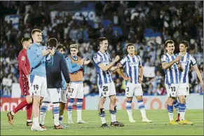  ?? FOTO: UNCITI ?? Los jugadores de la Real celebran su triunfo ante el Real Madrid en Anoeta