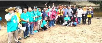  ??  ?? Dr Jerip (seventh right) and others give the thumbs-up during a photocall with DoA and SRB officers by the bank of Semadang River after releasing the fish and prawn fry.