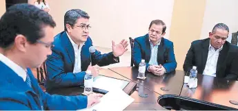  ?? FOTO: EL HERALDO ?? El presidente Hernández ha tenido varios encuentros con diversos sectores anuentes a dialogar, entre estos, líderes de los partidos minoritari­os de la oposición.