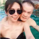  ??  ?? 洪曉蕾到峇里島度假，身邊出現一名中年男子，2人在泳池親密貼身。（取材自臉書）