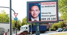  ?? Foto: dpa ?? Wo ist Jan Marsalek? Sogar auf Großplakat­en fahndet in Deutschlan­d die Polizei nach dem früheren Vorstand des Skandal-Unternehme­ns Wirecard.