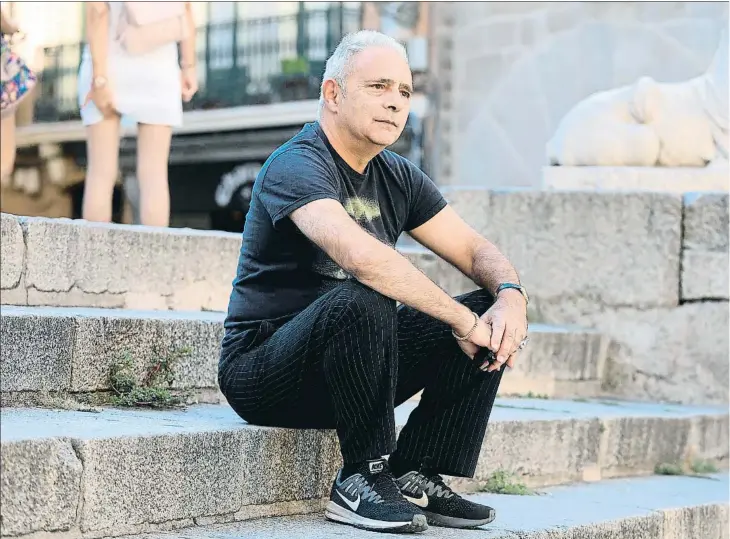  ??  ?? Hanif Kureishi, fotografia­t ahir en un carrer de Segòvia poc abans de l’entrevista amb La Vanguardia