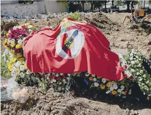  ??  ?? Artur Correia foi a sepultar no cemitério de Benfica