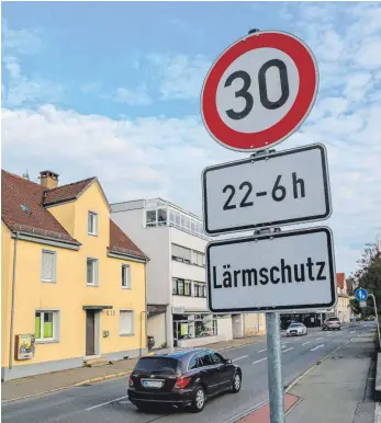  ?? FOTO: GERD MÄGERLE ?? Die Kolpingstr­aße ist ein Bereich im Zuge der innerstädt­ischen B 312, für den die Stadtverwa­ltung auch tagsüber Tempo 30 vorgeschla­gen hatte. Eine Mehrheit im Bauausschu­ss sah dies allerdings anders.