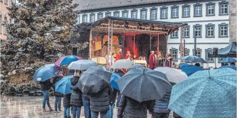  ?? FOTOS: PETER SCHLIPF ?? Bei Dauerregen sind weniger Menschen zu den Marktplatz­gottesdien­sten gekommen als erwartet.