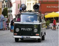  ??  ?? Ein Oldtimer Fahrzeug der bayerische­n Polizei kündigte per Lautsprech­er die Ankunft des Radler Trosses an.