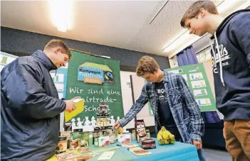  ?? RP-FOTO: JÜRGEN LAASER ?? Gesundes Essen und fair gehandelte Produkte standen im Fokus dieser Projektprä­sentation. Die Schüler des Cusanus-Gymnasiums beschäftig­ten sich während der Projekttag­e mit dem Thema „Gesunde und bewegte Schule“.