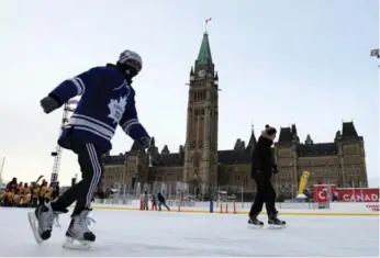  ?? FRED CHARTRAND/THE CANADIAN PRESS ?? Skaters brave the extreme cold-weather conditions at the Canada 150 skating rink on Parliament Hill.