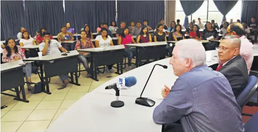  ??  ?? Alejandro Gutman, junto con Roger Arias, se dirige a estudiante­s de la Universida­d de El Salvador antes del acuerdo de cooperació­n firmado ayer entre la Fundación Forever y la UES.