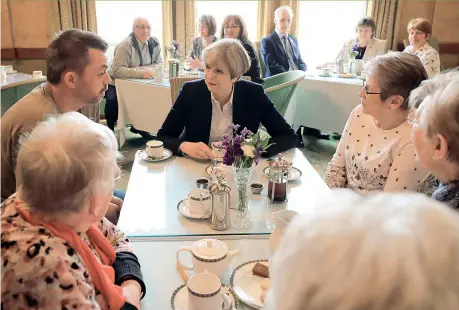  ?? (Getty) ?? Campagna La premier Theresa May incontra i sostenitor­i a Stockport