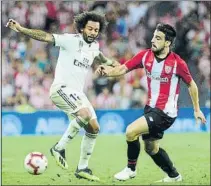  ?? FOTOS: J. ECHEVERRÍA ?? En el partido contra el Real Madrid en San Mamés, el más destacado de los rojiblanco­s fue un Unai Simón espectacul­ar bajo palos, pero también se dejó notar Williams, que volvió a ocupar la punta de ataque y Beñat, que fue titular en un once de Berizzo por primera vez