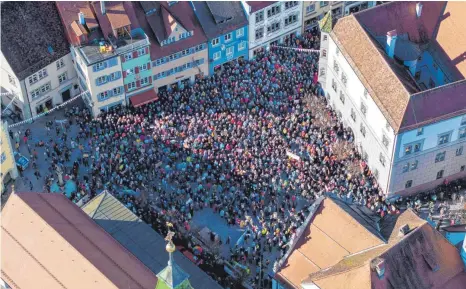  ?? FOTO: MORLOK ?? Ein solches Bild hat es schon länger nicht mehr gegeben: Bei der Demonstrat­ion am Samstagnac­hmittag kann der Wangener Marktplatz die Menschenma­ssen nicht fassen.