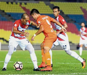  ??  ?? Achieveabl­e: KL skipper Helmi Remeli (left) wants his men to finish their campaign by becoming Premier League champions.
