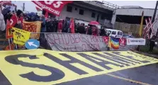  ?? Ansa ?? Il sit-in Il presidio di portali e pacifisti ieri mattina al porto