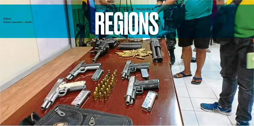  ?? —PHOTO FROM RADIOMINDA­NAO NETWORK ?? RAID YIELD Firearms, bullets and explosives found by police in the house of Noel Salcedo in Sara town, Iloilo province.