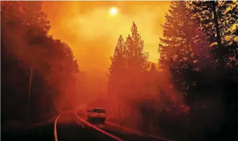  ?? AP ?? Die Waldbrände in Kalifornie­n wüten weiter, die Zahl der Todesopfer ist auf mindestens 31 gestiegen.