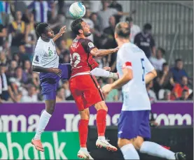  ?? FOTO: EFE ?? Franco Vázquez pugna por el balón durante un lance del choque de ayer en Hungría