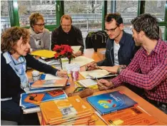 ?? Foto: Andreas Lode ?? Eva Rebel, Ela Steiner, Heinz Auernhamer, Markus Schmidt und Christoph Steinbre cher (von links) verbringen die Pause im Lehrerzimm­er.