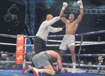  ?? FOTO: GETTY ?? Anthony Joshua celebra su victoria por KO técnico en el estadio de Wembley mientras Klitschko sigue tumbado en el suelo