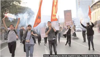  ??  ?? Gençler, Dolmabahçe’ye ellerinde meşalelerl­e koştu. (Fotoğraf: Eylem Nazlıer)