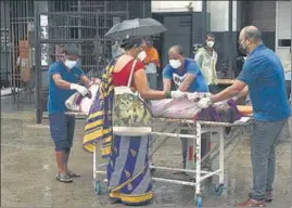  ??  ?? Family members of a Covid patient shift him to another hospital without wearing proper gear due to lack of attention at National Medical College and Hospital in Patna last year.
HT FILE PHOTO