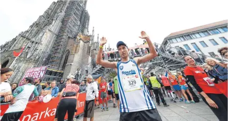  ?? FOTO: ALEXANDER KAYA ?? Alles geben am Fuße des höchsten Kirchturms der Welt: Der Ulmer Einstein-Marathon 2018.