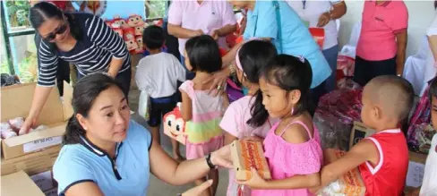  ??  ?? VICTORIAS Kaayong Lawas Foundation president Tricia Anne Regino leads the distributi­on of gifts to pupils of Estado Elementary School–mimi extension