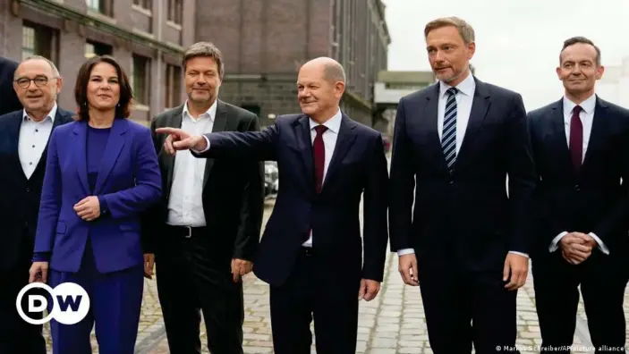  ?? ?? Лидеры партий, вступивших в правящую коалицию: будущий канцлер Олаф Шольц (в центре), второй справа - Кристиан Линднер, вторая и третий слева - Анналена Бербок и Роберт Хабек