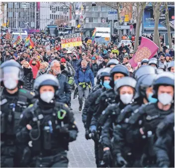  ?? FOTO: LEONHARD SIMON/IMAGO ?? Polizisten im Einsatz auf einer Kundgebung gegen die Corona-Auflagen in der Innenstadt von Kassel. Ihnen wird vorgeworfe­n, nicht konsequent durchgegri­ffen zu haben.